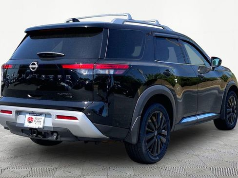 Used 2023 Nissan Pathfinder Platinum w/ Black Appearance Package AWD/4WD image 5