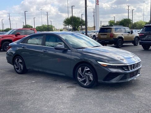 Used 2025 Hyundai Elantra Limited image 3