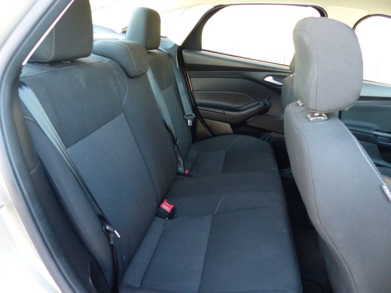 Used 2017 Ford Focus SE FWD image 40