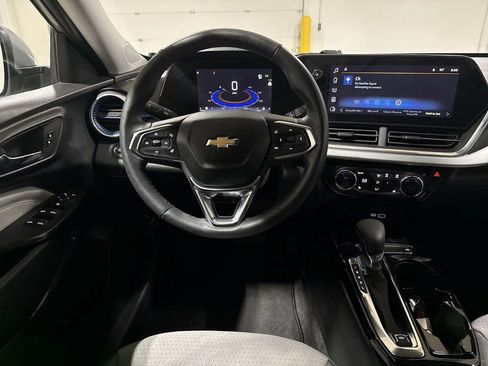 Used 2024 Chevrolet Trax LT w/ Sunroof Package image 11