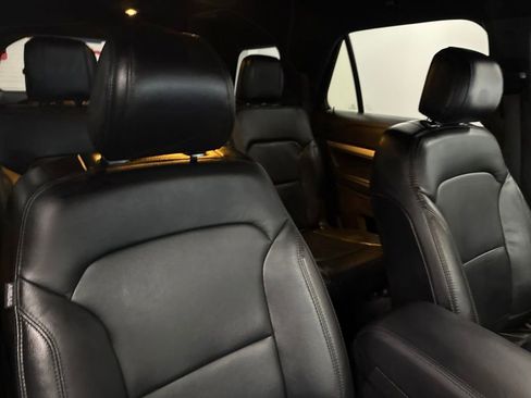Used 2017 Ford Explorer XLT w/ Equipment Group 202A AWD/4WD image 44