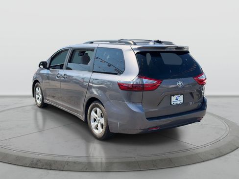 Used 2018 Toyota Sienna LE w/ Carpet Mat Package FWD image 4