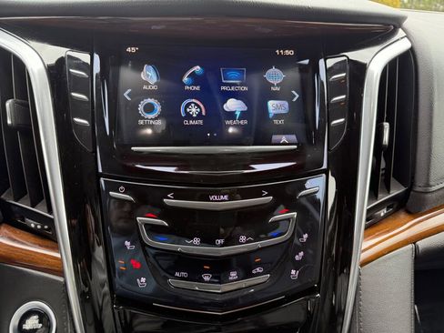 Used 2020 Cadillac Escalade Luxury AWD/4WD image 16