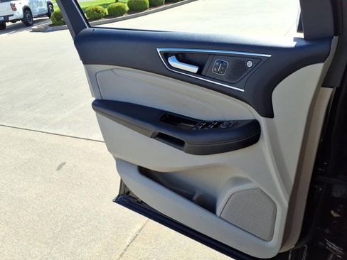 Used 2019 Ford Edge Titanium FWD image 19