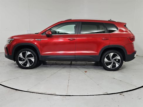 Certified 2024 Volkswagen Taos SE image 3