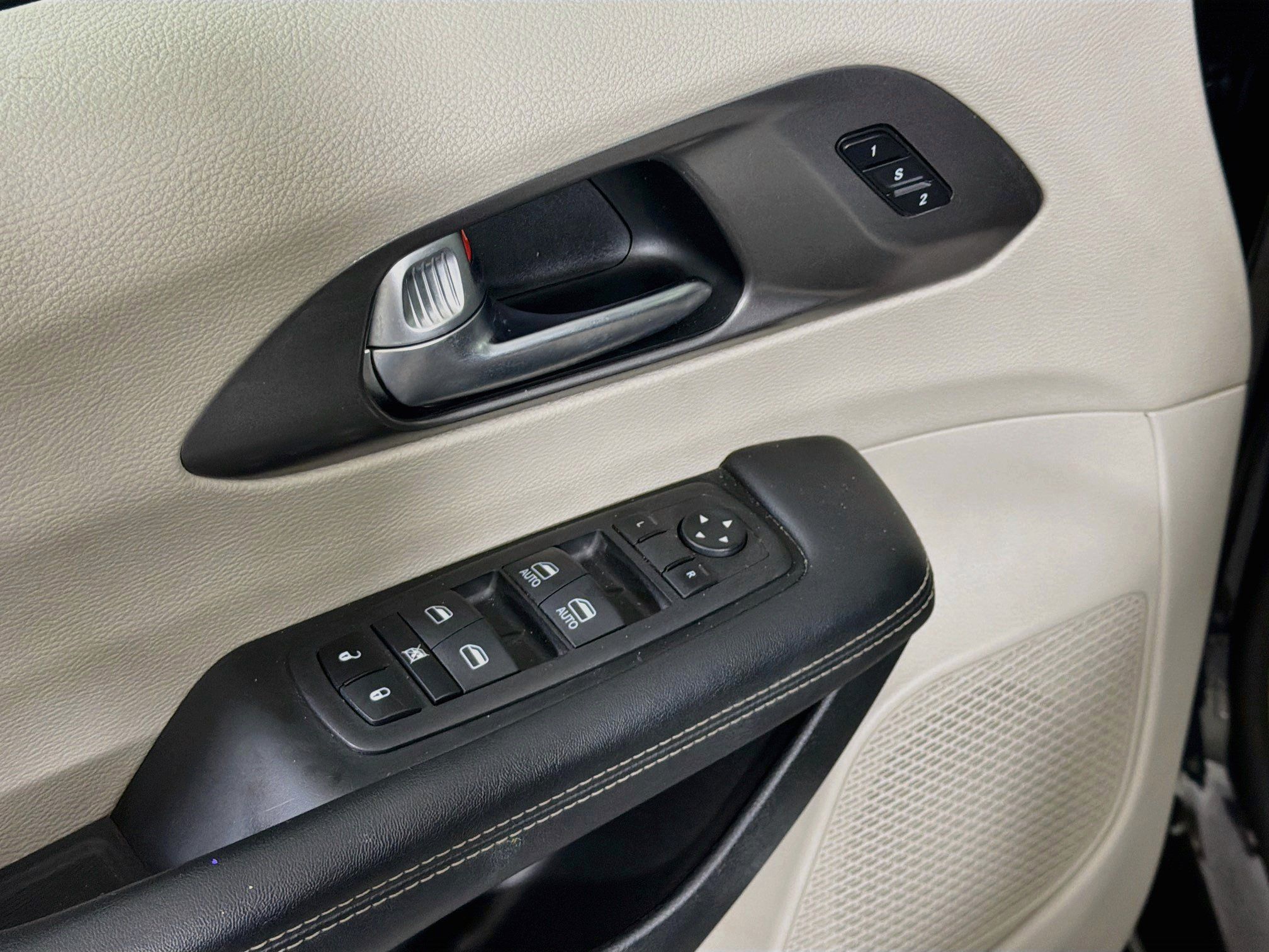 Used 2023 Chrysler Pacifica Touring-L FWD image 15