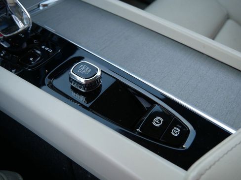 Used 2023 Volvo XC60 B5 Ultimate image 19