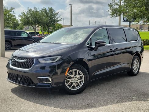 Used 2023 Chrysler Pacifica Touring-L FWD image 32