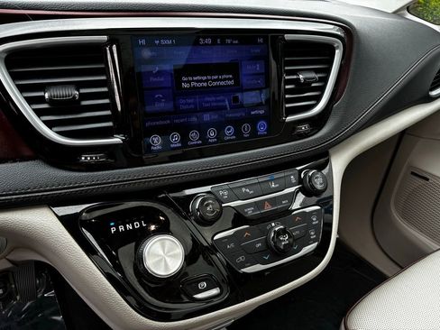 Used 2017 Chrysler Pacifica Limited image 19