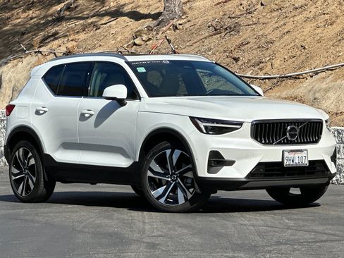 Used 2023 Volvo XC40 B5 Ultimate w/ Protection Package Premier AWD/4WD image 2