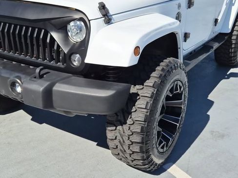 Used 2018 Jeep Wrangler Unlimited Sahara image 10