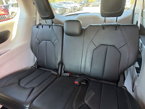 Certified 2024 Chrysler Pacifica Touring-L FWD image 23