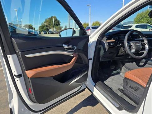 Used 2024 Audi Q8 e-tron Premium Plus image 21