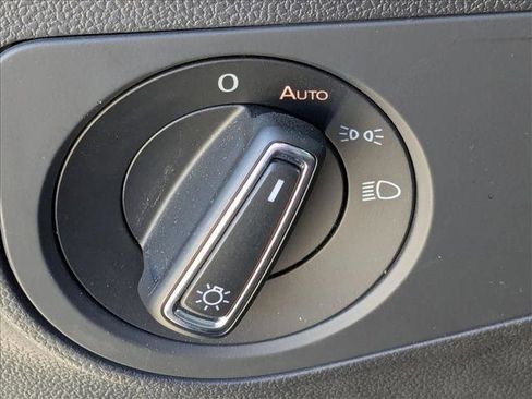 Used 2022 Volkswagen Tiguan SE R-Line image 12