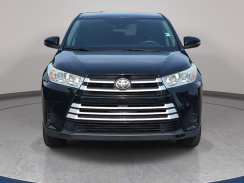 Used 2018 Toyota Highlander LE FWD image 2