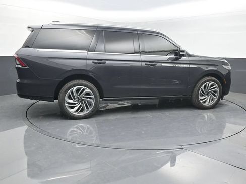 Used 2025 Lincoln Navigator Reserve AWD/4WD image 7