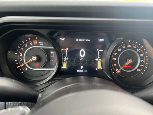 Used 2025 Jeep Gladiator Rubicon w/ Convenience Group AWD/4WD image 14