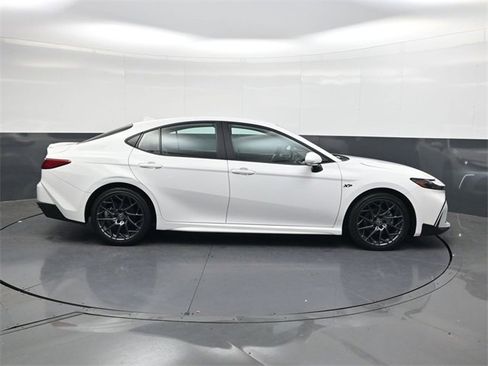 Used 2025 Toyota Camry SE w/ Convenience Package image 3