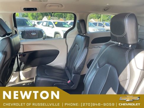 Used 2023 Chrysler Pacifica Touring-L FWD image 11