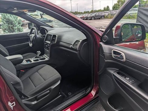 Used 2018 Jeep Grand Cherokee Laredo AWD/4WD image 12