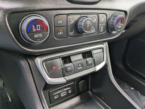 Used 2024 GMC Terrain SLT image 20