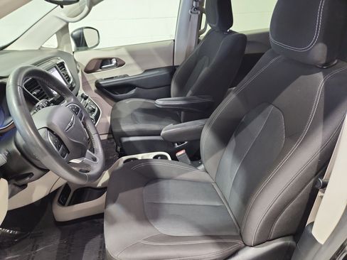 Used 2023 Chrysler Voyager LX FWD image 14