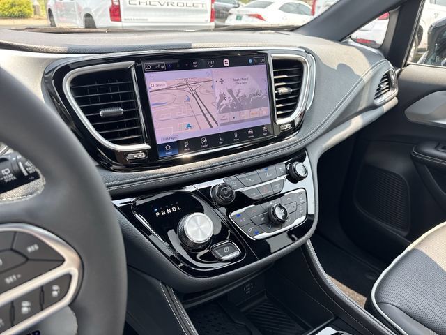 Used 2026 Chrysler Pacifica Limited FWD image 24