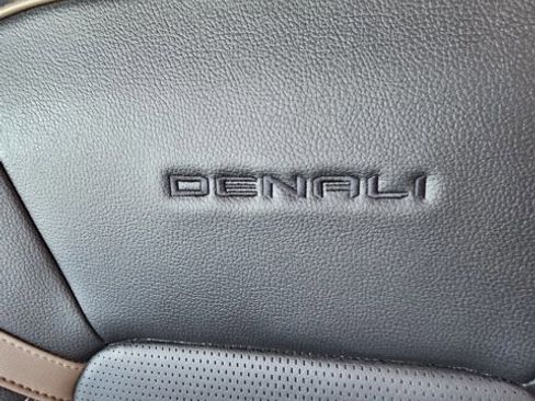 Used 2023 GMC Canyon Denali image 13