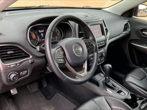 Used 2019 Jeep Cherokee Latitude Plus FWD image 18