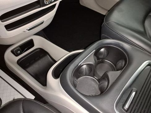 Used 2023 Chrysler Pacifica Touring-L image 20