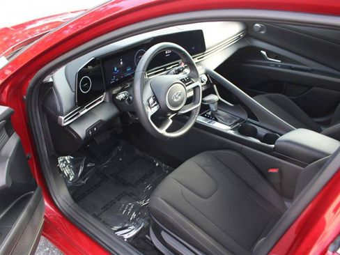 Used 2025 Hyundai Elantra SEL FWD image 9