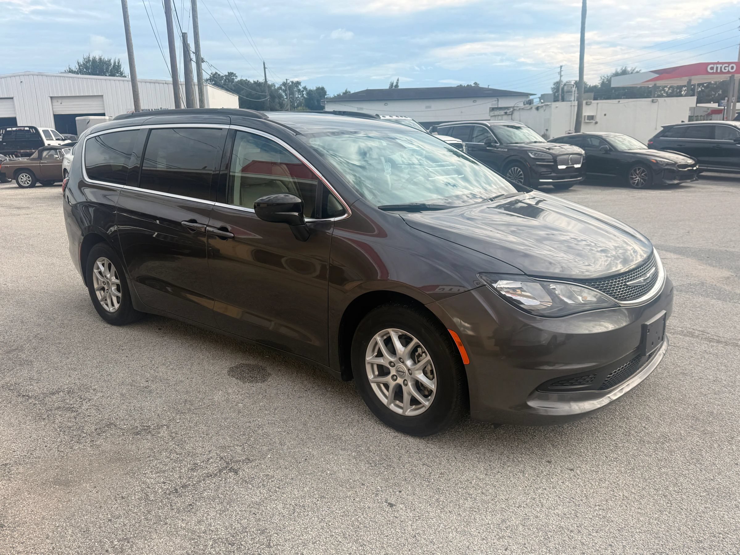 Used 2021 Chrysler Voyager Lxi FWD image 2