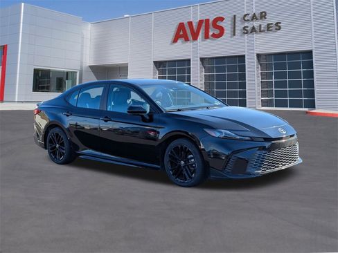 Used 2025 Toyota Camry SE image 9