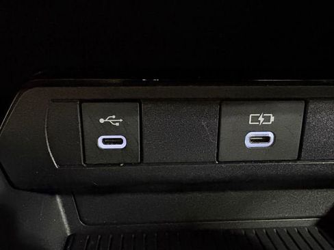 Used 2025 Toyota Prius XLE AWD/4WD image 10
