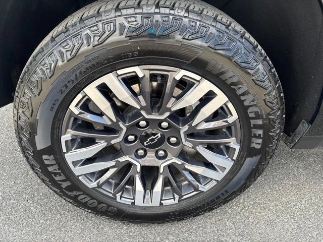 Used 2025 Chevrolet Suburban Z71 AWD/4WD image 40