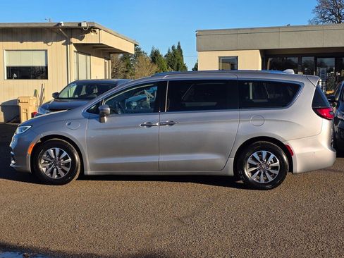 Used 2021 Chrysler Pacifica Touring-L image 8