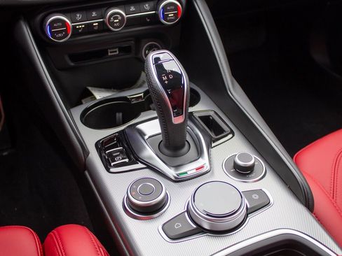 Used 2025 Alfa Romeo Giulia Veloce image 21