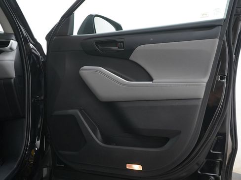 Used 2020 Toyota Highlander LE image 9