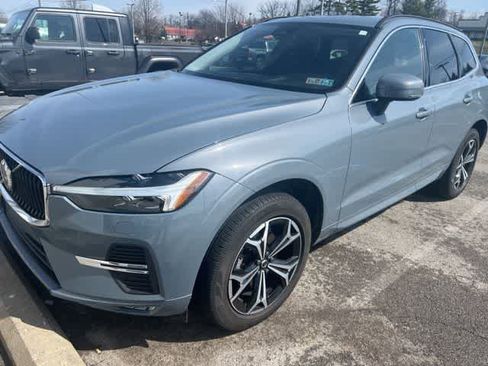 Used 2022 Volvo XC60 B5 Momentum image 2