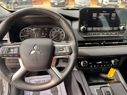 Used 2023 Mitsubishi Outlander SE AWD/4WD image 15