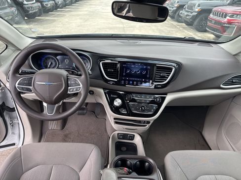 Certified 2020 Chrysler Pacifica Touring w/ Advanced Safetytec Group FWD image 23