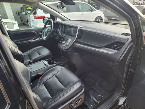 Used 2018 Toyota Sienna SE FWD image 30