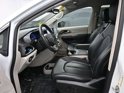 Used 2023 Chrysler Pacifica Touring-L FWD image 13