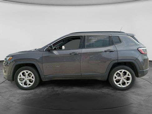 Used 2024 Jeep Compass Latitude AWD/4WD image 5