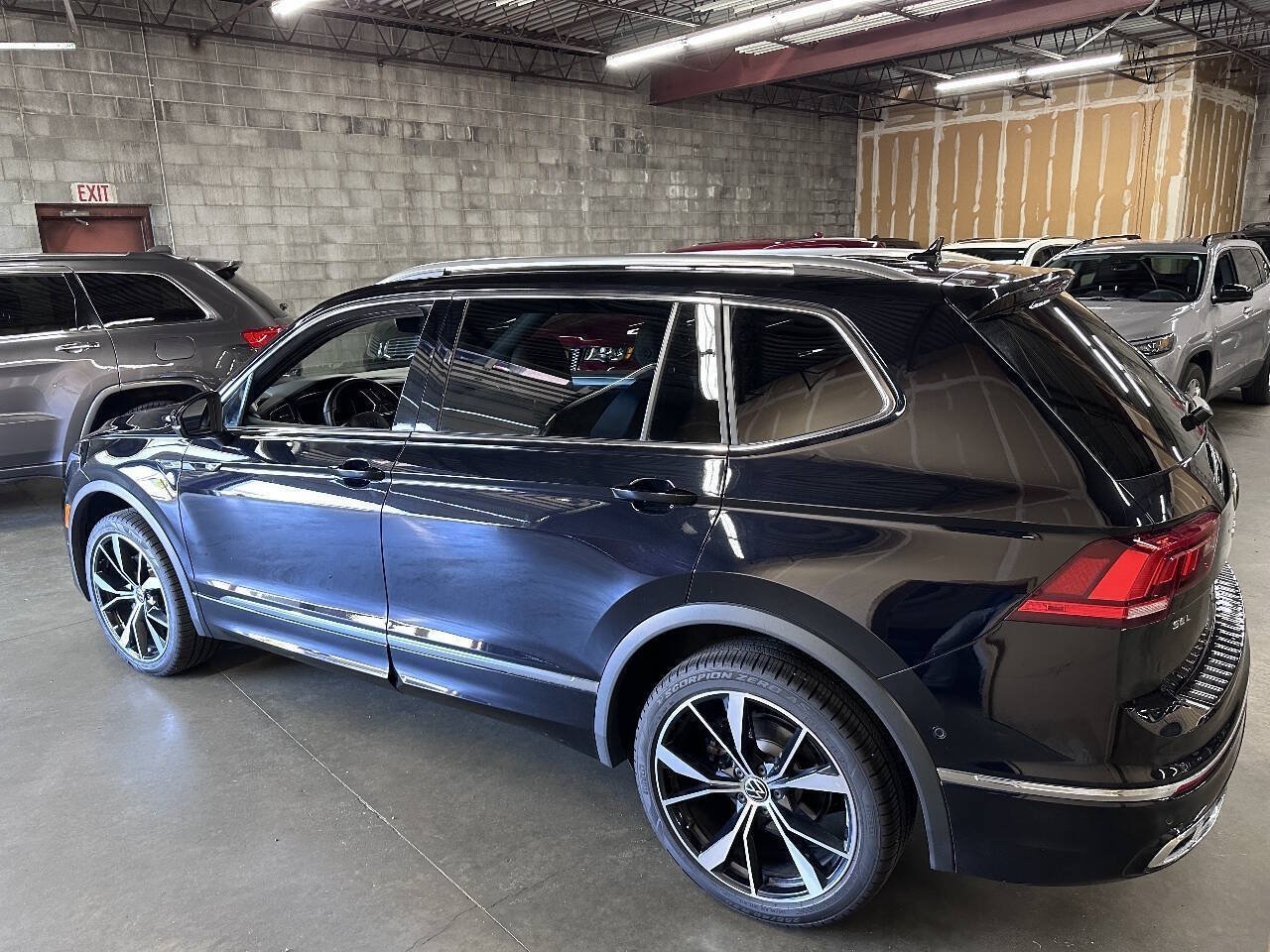 Used 2022 Volkswagen Tiguan SEL R-Line AWD/4WD image 5