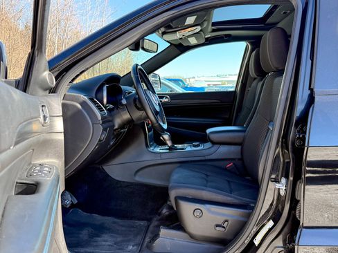 Used 2019 Jeep Grand Cherokee Laredo image 18