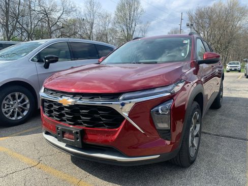 Used 2025 Chevrolet Trax LT image 2
