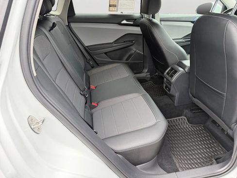 Used 2022 Volkswagen Taos SE AWD/4WD image 13