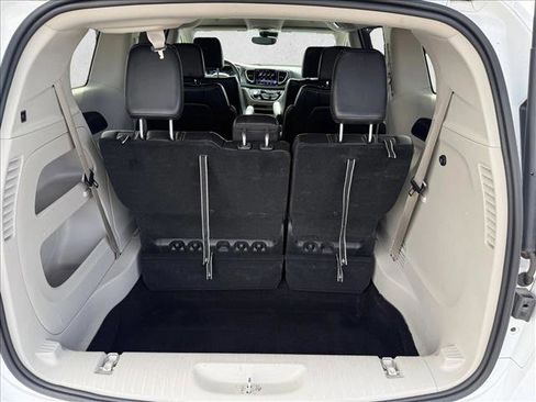 Used 2024 Chrysler Pacifica Touring-L FWD image 7