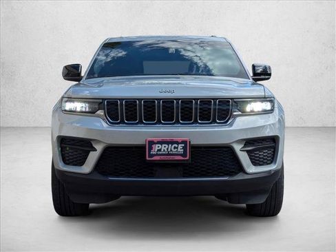 Used 2025 Jeep Grand Cherokee Laredo X w/ Luxury Tech Group I AWD/4WD image 2